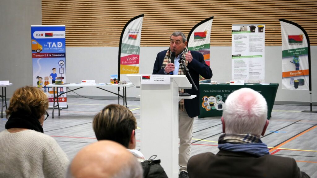 Le président de la Communauté de Communes, Daniel Calas, face à l'assemblée. Plan rappoché.