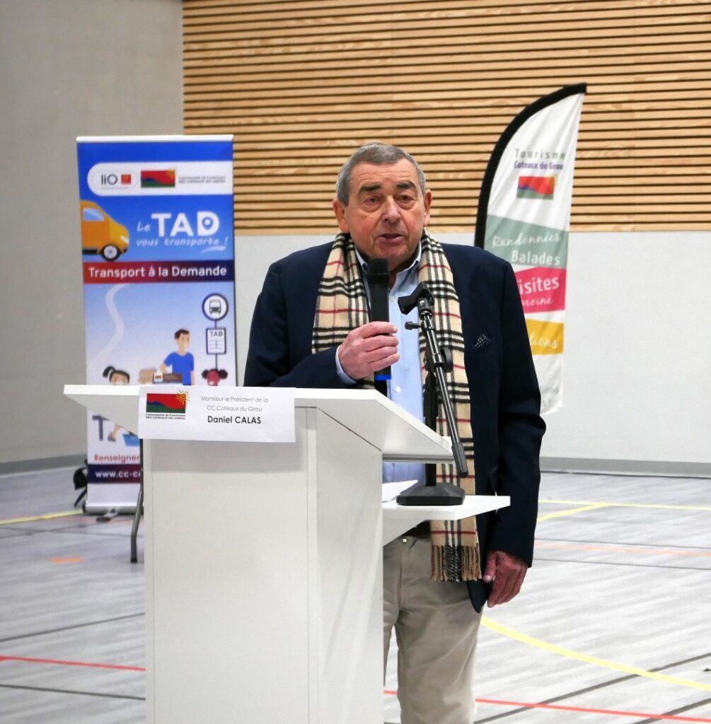 Le président de la Communauté de Communes, Daniel Calas, face à l'assemblée. Gros plan.